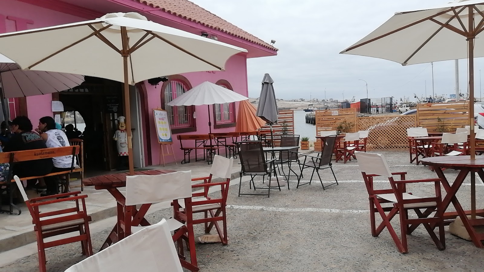 Terraza de Nuevo Miramar con mesas y sombrillas
